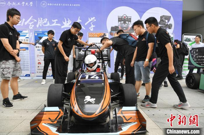 9月25日，合肥工业大学学生准备驾驶第12代“越影”燃油赛车。　韩苏原 摄