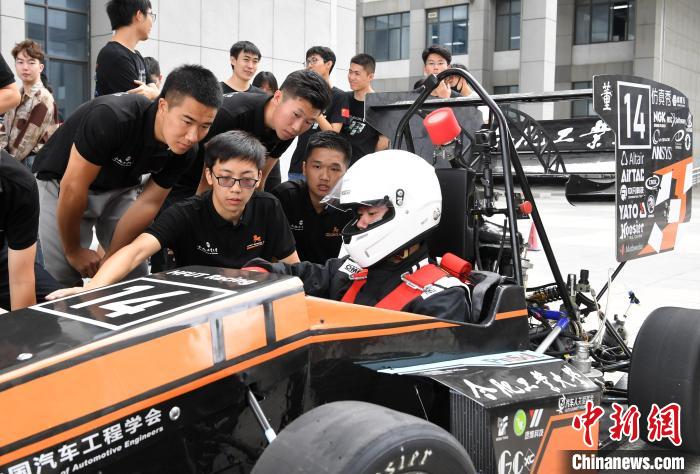 9月25日，合肥工业大学学生在调试第12代“越影”燃油赛车。　韩苏原 摄