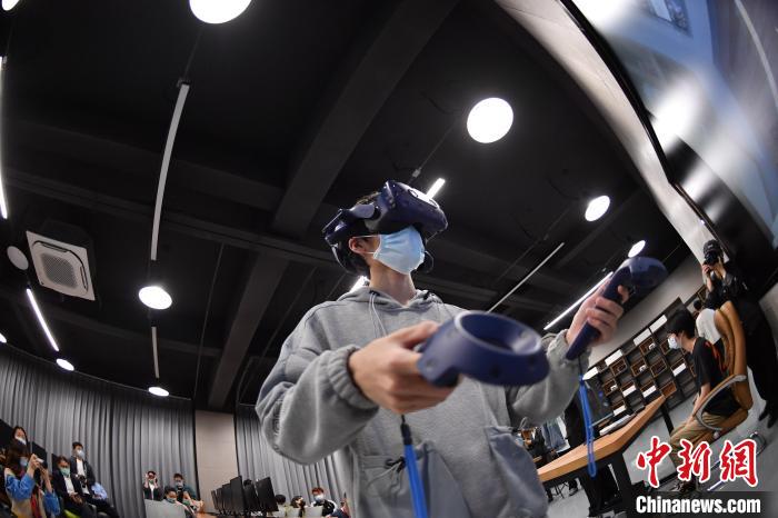 图为学生正在实验室演示VR作品。　福州外语外贸学院 供图