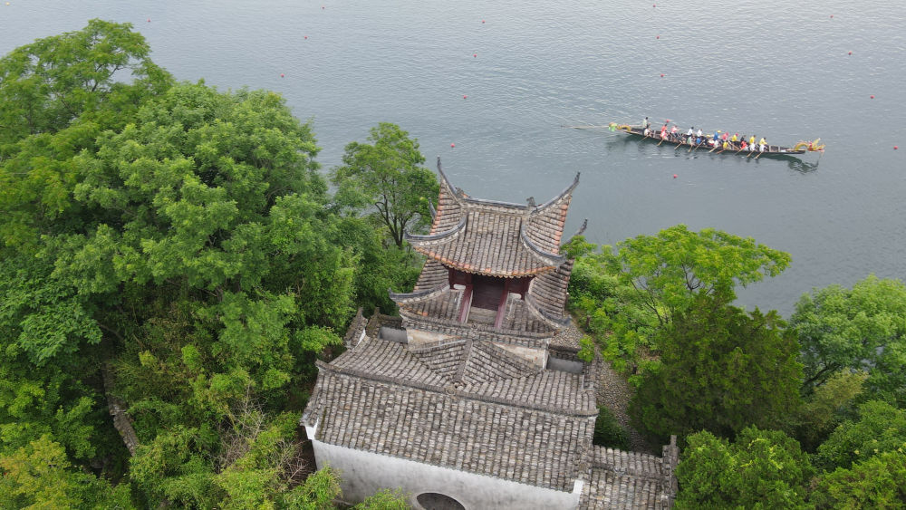 龙舟竞渡桃花潭 三赛联办古镇热