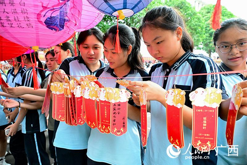 学生在猜灯谜。人民网 雷琦竣摄