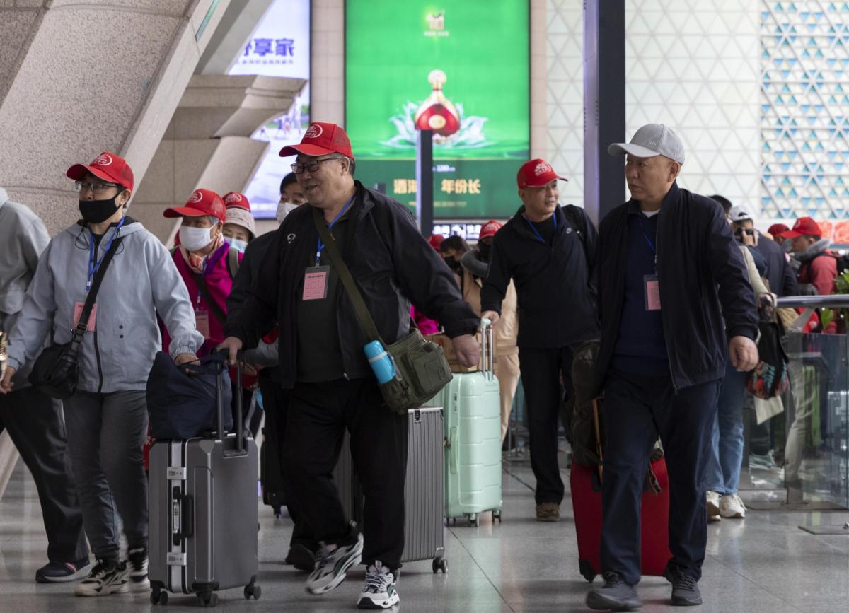 △跟团出游的中老年游客走进站台乘车。(资料图)<a target='_blank' href='/'>中新社</a>记者 杨迪 摄