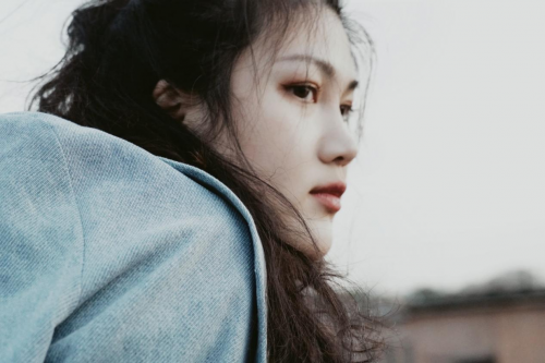 00后唱作才女凡清另类新曲《lose》上线 突破尺度大玩性感音乐游戏