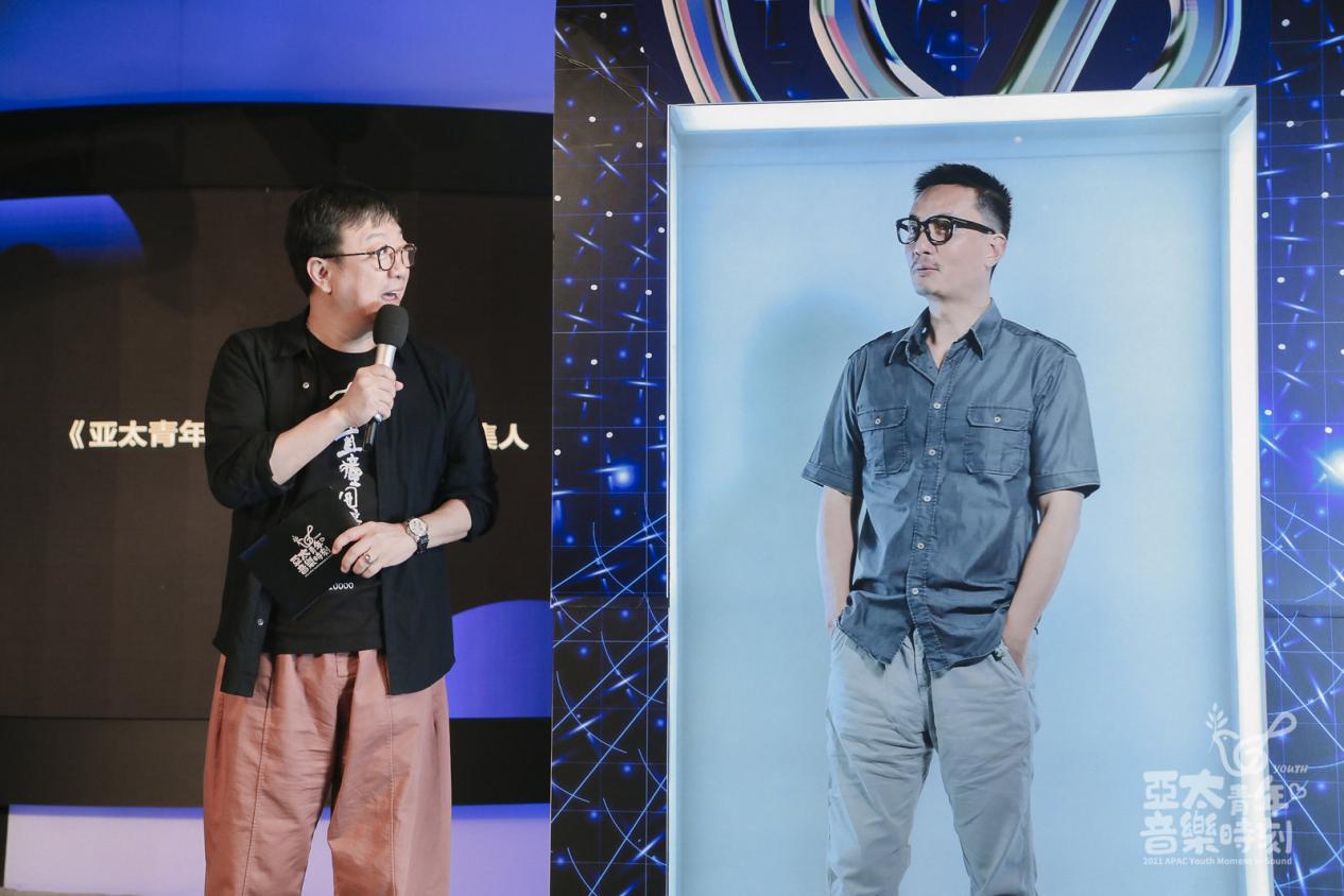 与同学一起去KTV嗨唱-梁天云