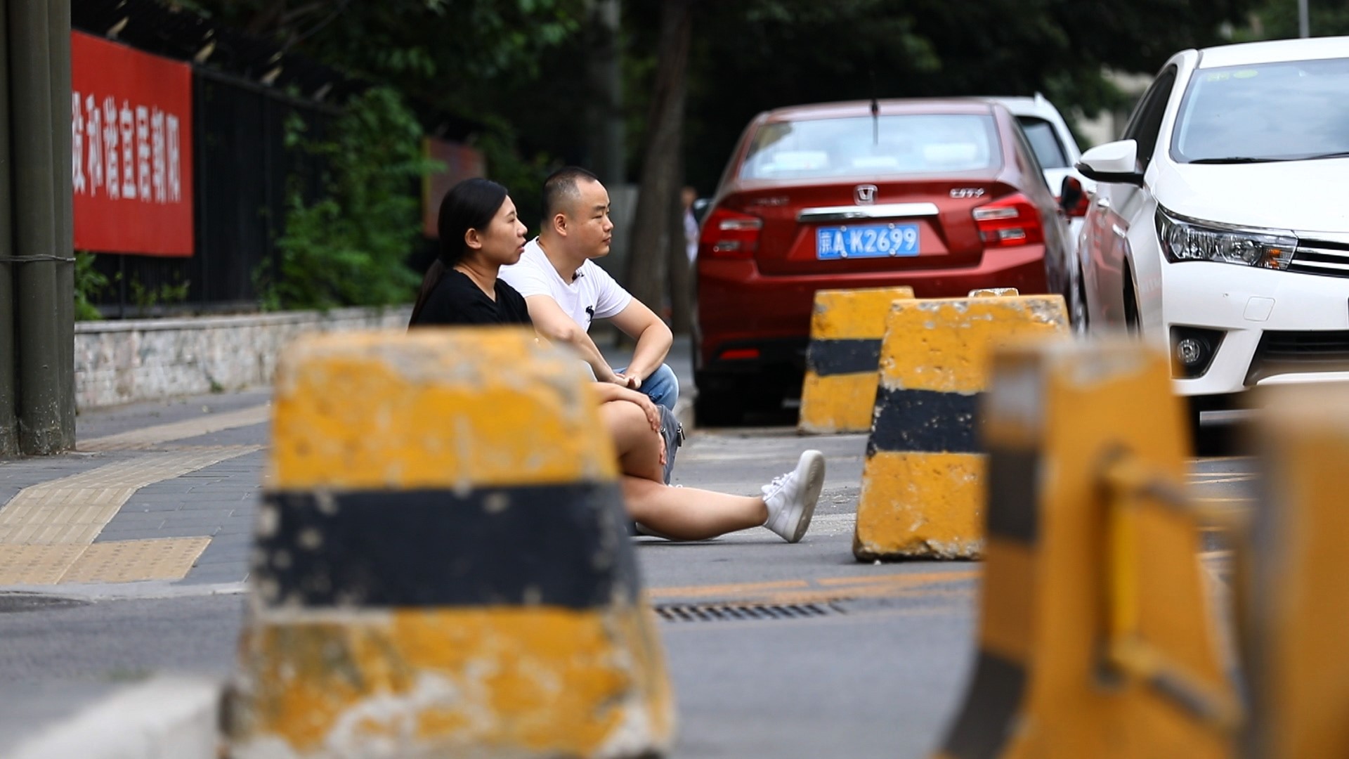 导演高笑冉与导演赖一锐在街边等待当事人.jpg