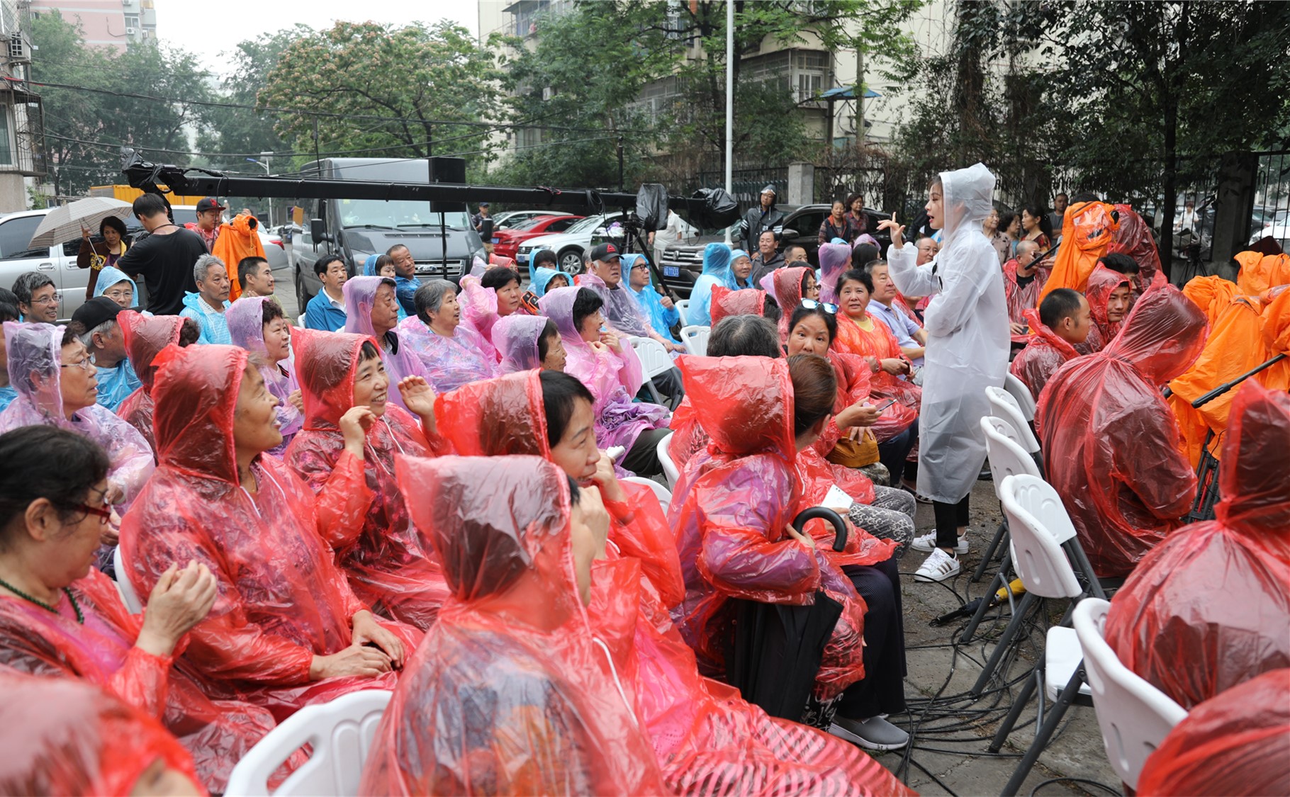 2019年丰台录像现场-导演孔令淼（中间白色雨衣）在雨中为居民指导.jpg