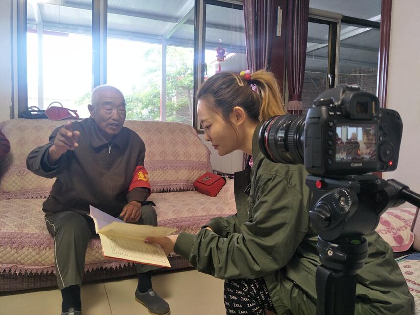 导演杨彦君（右一）采访村里老人.jpg