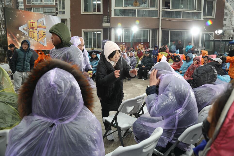 2019年怀柔雨中录制现场-制片人李潇在雨中指导居民录制.jpg