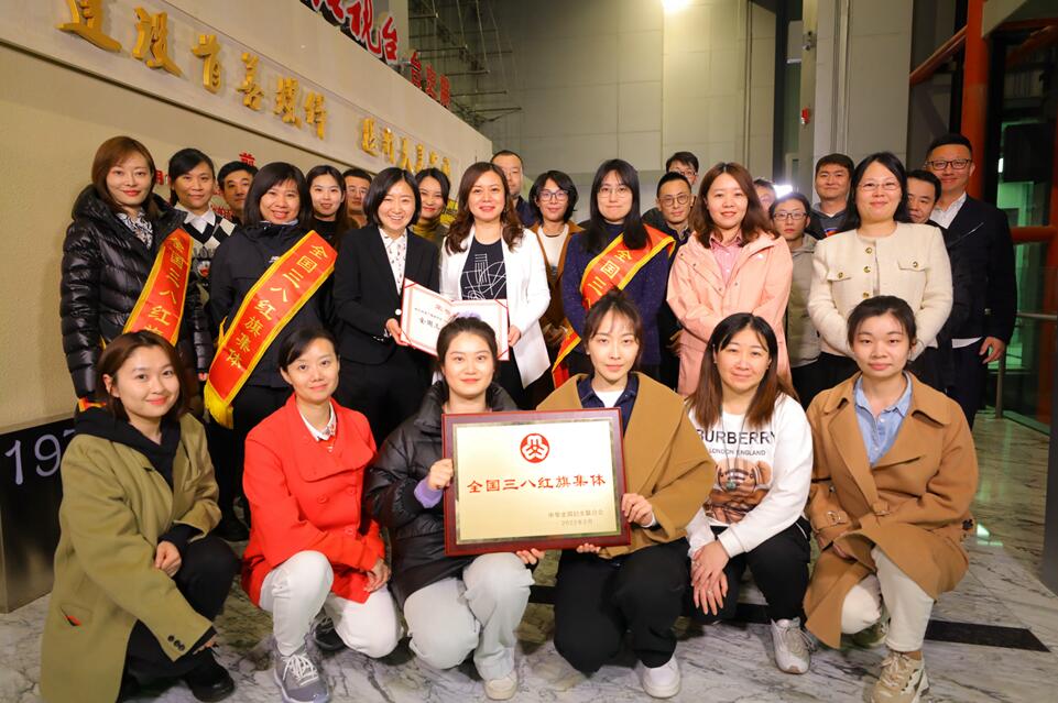 《向前一步》栏目组.jpg