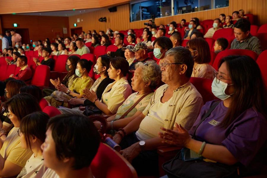 郑业成教师节请老师看戏 宝藏演员弘扬戏曲传统文化