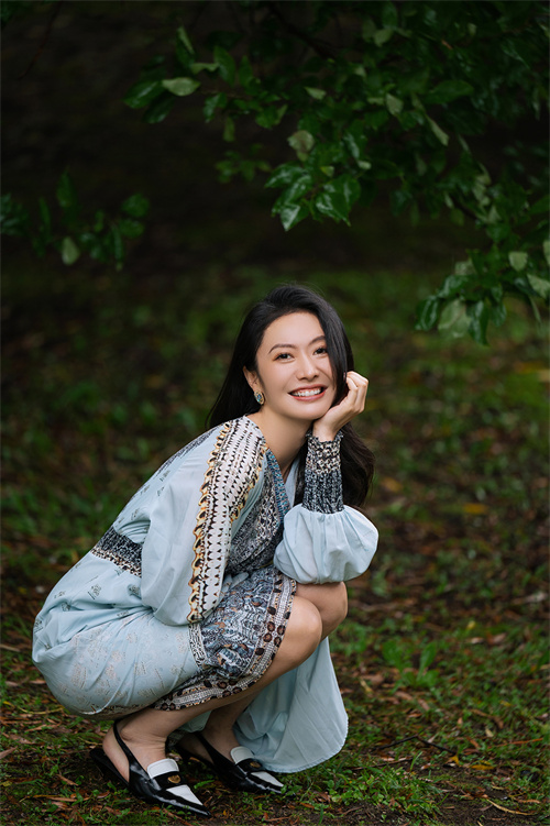 女演员杨斯写真秋意浓 波西米亚长裙优雅浪漫