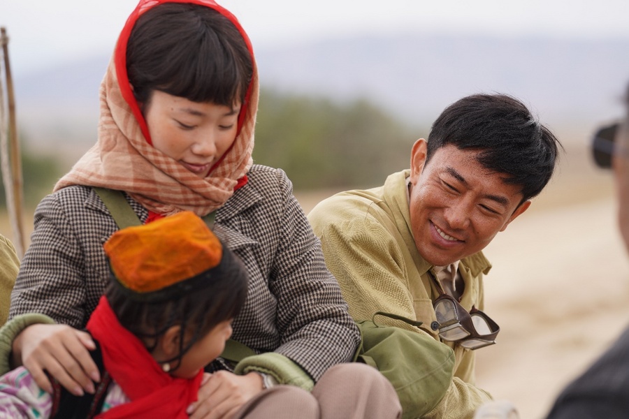 《援疆干部》讲述两代援疆人的故事，演员李雪健、薛奇共同饰演援疆干部李怀河