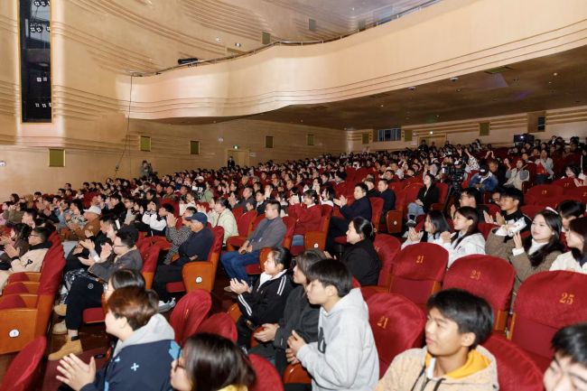 話劇《深海養牛人》參加第八屆湖南藝術節 科技題材話劇受年輕觀眾追捧