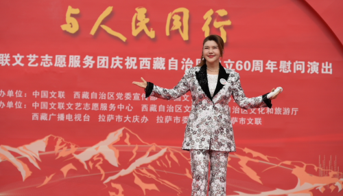 以勤奋为土壤 乌兰图雅“艺路生花”踏歌而行