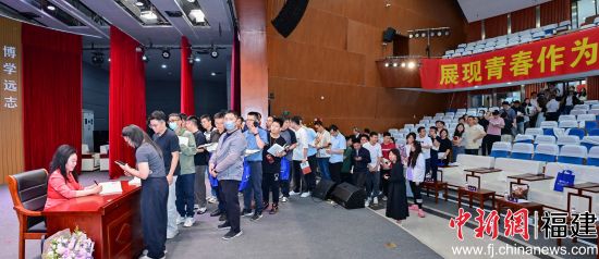 图为5月25日,王晶应邀在于福州大学嘉锡讲坛做“大道至简,洞见未来”主题分享会,并进行新书签售。 福州大学 供图 图为5月25日,王晶应邀在于福州大学嘉锡讲坛做“大道至简,洞见未来”主题分享会,并进行新书签售。 福州大学 供图