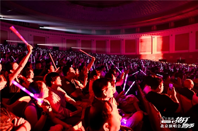 “花开四季”北京演唱会精彩上演 乌兰图雅演奏火布斯、陶布秀尔民族乐器惊艳全场