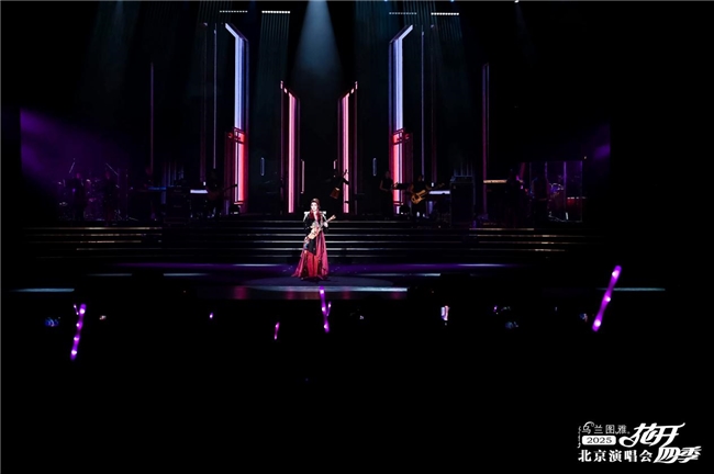 “花开四季”北京演唱会精彩上演 乌兰图雅演奏火布斯、陶布秀尔民族乐器惊艳全场