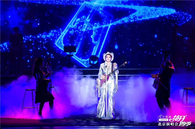 “花开四季”北京演唱会精彩上演 乌兰图雅演奏火布斯、陶布秀尔民族乐器惊艳全场
