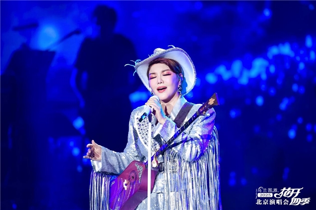 “花开四季”北京演唱会精彩上演 乌兰图雅演奏火布斯、陶布秀尔民族乐器惊艳全场