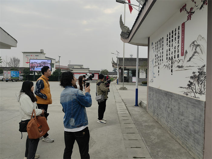 進(jìn)行了采風(fēng)創(chuàng)作。通過特色健身操的形式，引導(dǎo)村民們強(qiáng)身健體，傳遞中華體育精神，深入挖掘當(dāng)?shù)靥厣幕械捏w育基因，為當(dāng)?shù)氐泥l(xiāng)村振興賦能。