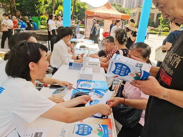 重慶移動“適老中國行”智慧助老課堂講解現場。重慶移動供圖