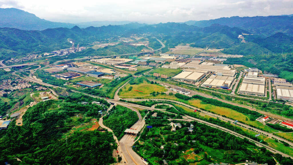 高空俯瞰重庆市万盛经开区万盛工业园区（平山组团）。王泸州  摄  华龙网发