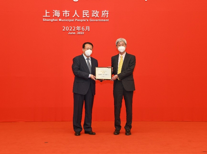 上海市市長(zhǎng)龔正 為東芝電梯頒發(fā)“跨國(guó)公司研發(fā)中心”證書
