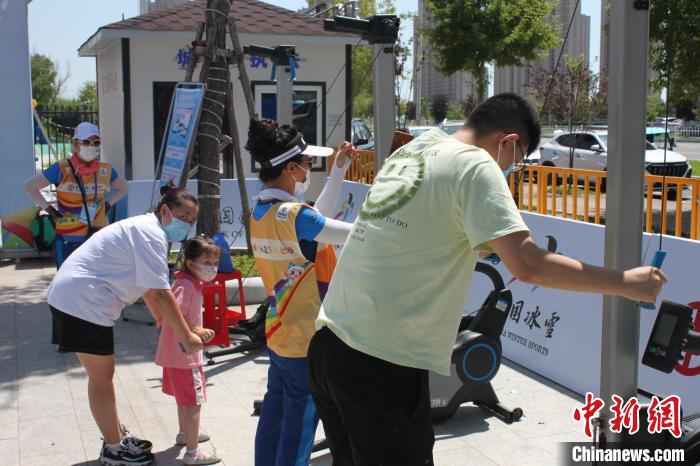 當地市民參與體驗活動 中國冰雪大篷車組委會提供