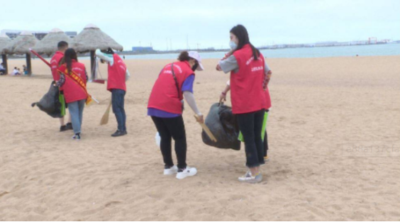 海阳市民积极行动捡垃圾 守护美丽海岸线