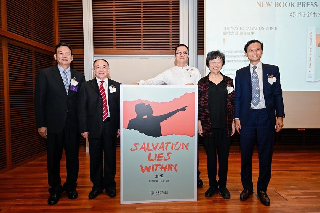 一群穿着西装的人站在一起描述已自动生成