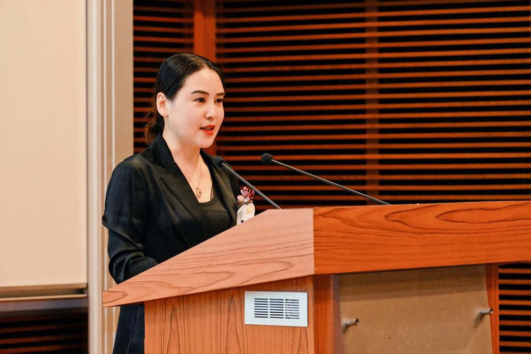 电脑前的人低可信度描述已自动生成