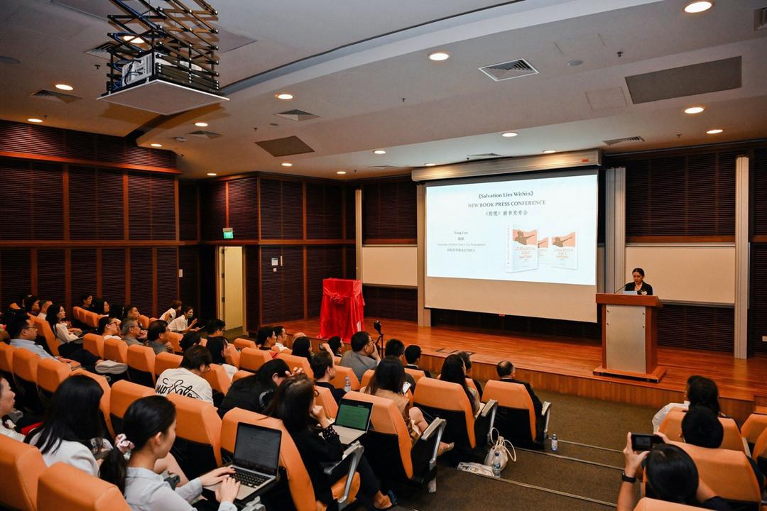 会议室里的人们描述已自动生成