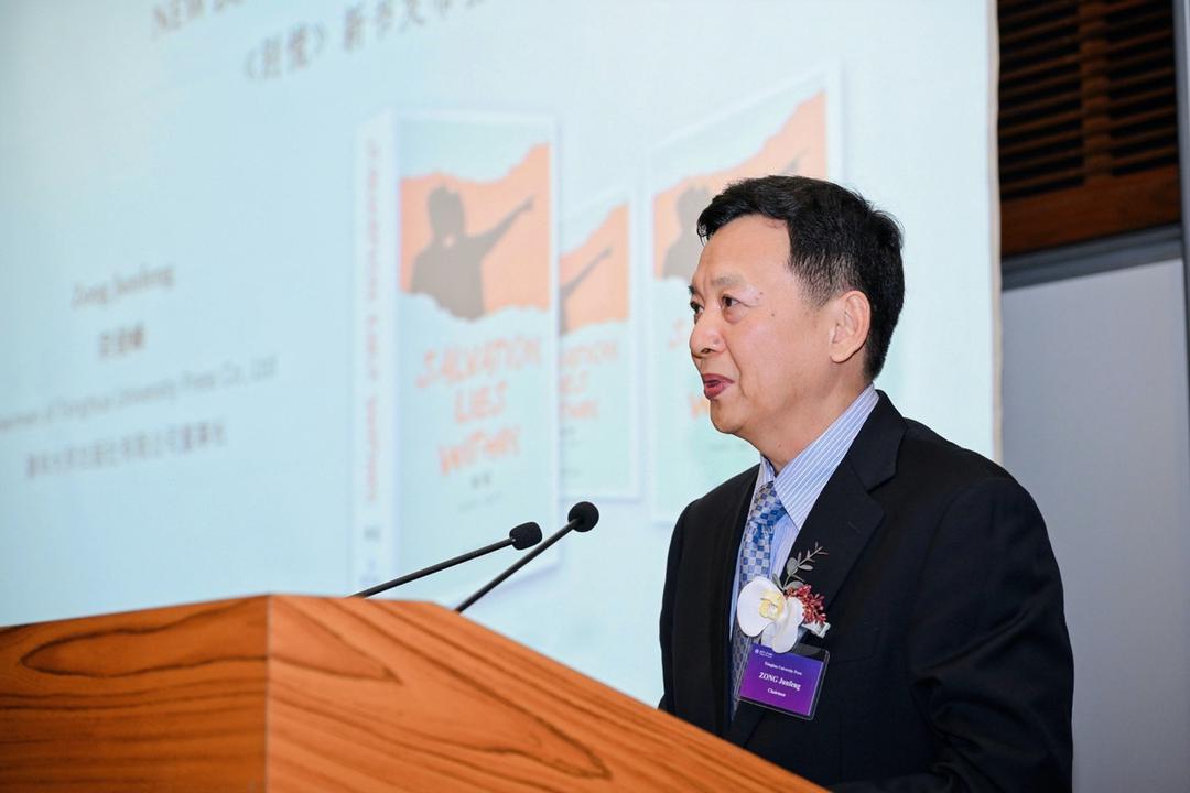 穿西装打领带的男人站在那里描述已自动生成