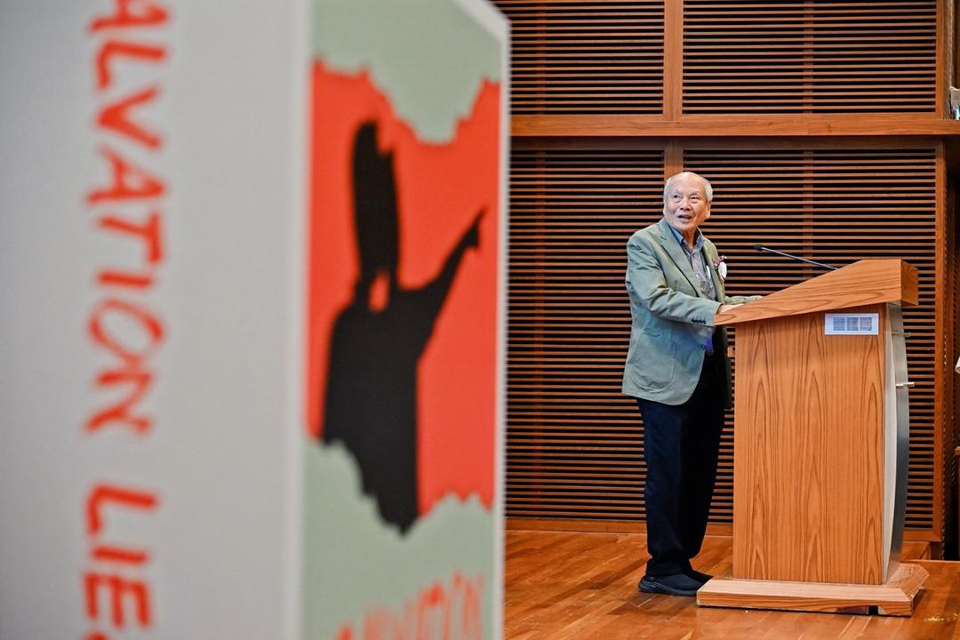 人站在墙边中度可信度描述已自动生成