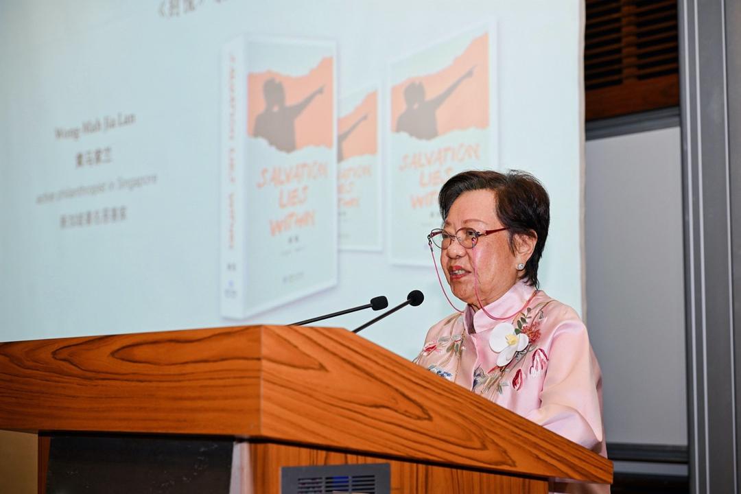 电脑前的人中度可信度描述已自动生成