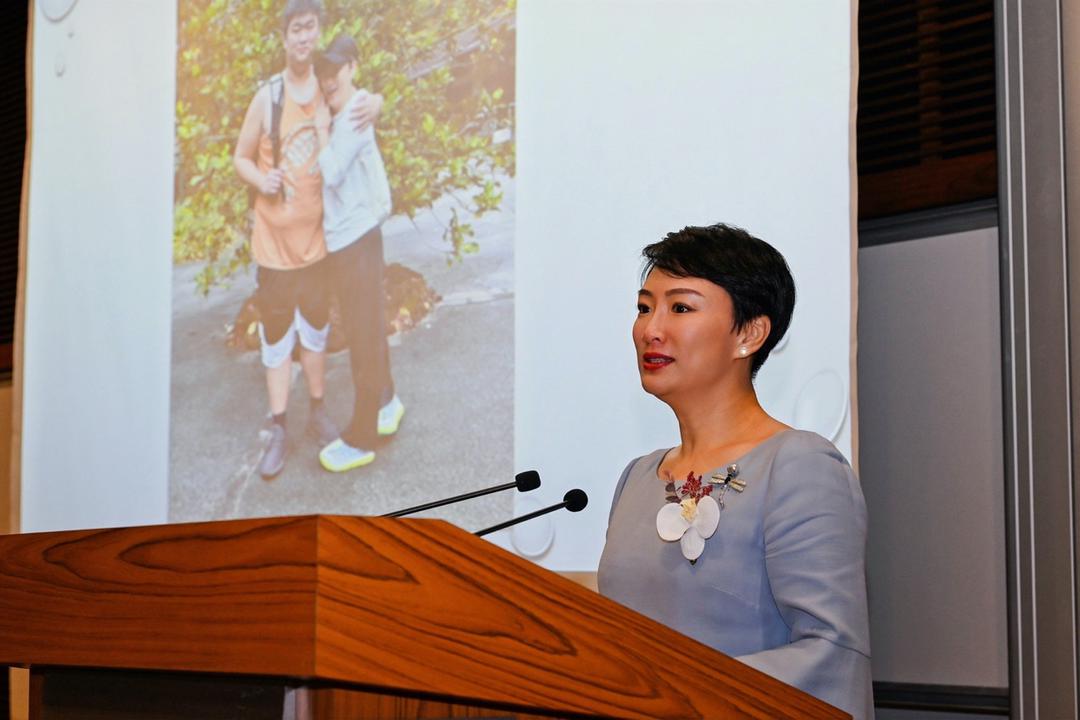 图片包含 人, 室内, 男人, 窗户描述已自动生成