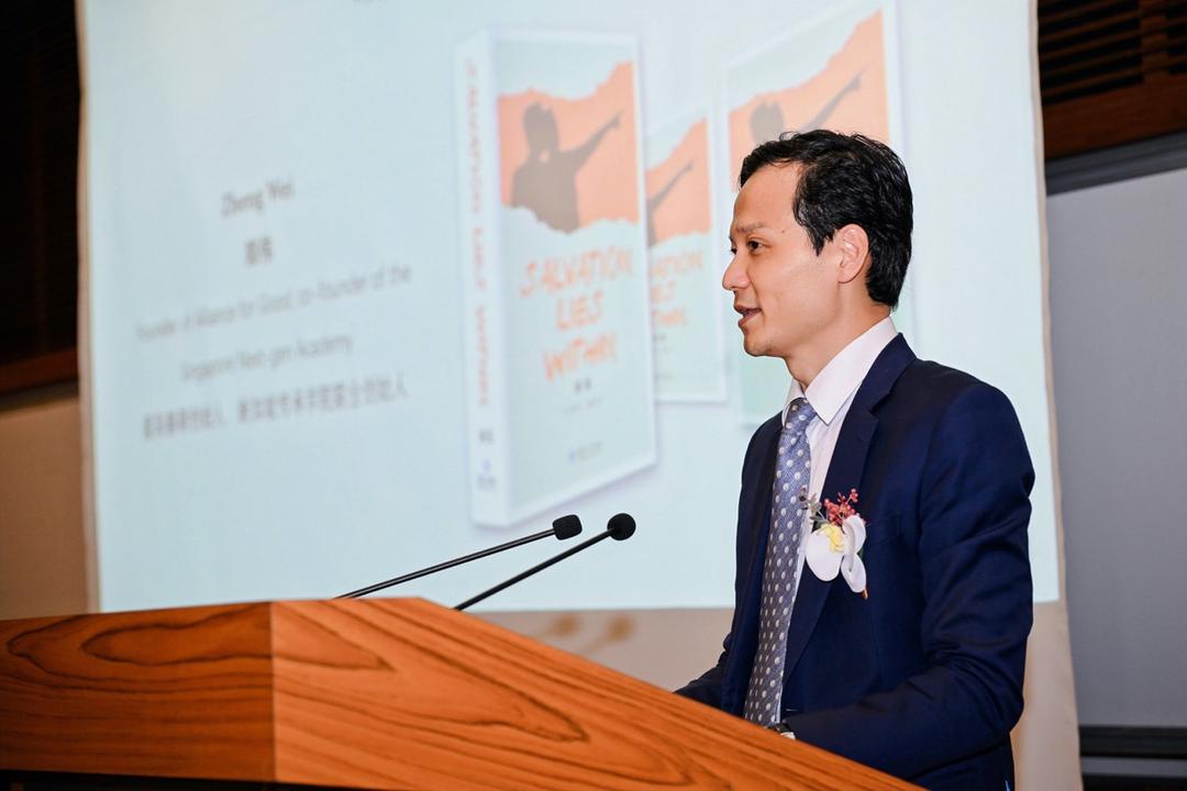 电脑前的人中度可信度描述已自动生成