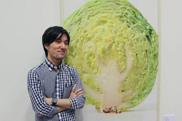 日本艺术家田中达也与微型日历合影。图/丁绍原摄。