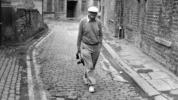 1985年，霍克尼漫步布拉德福德街头
