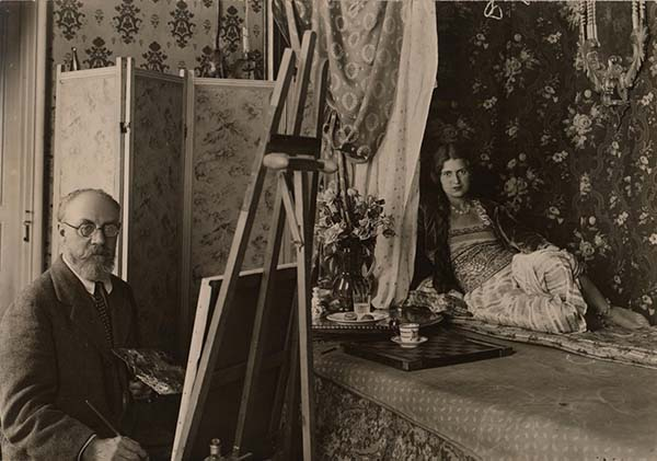 1928年，马蒂斯在法国尼斯工作室创作《后宫佳丽》系列