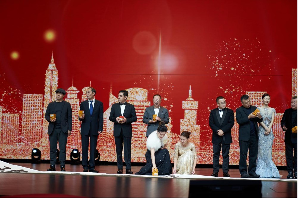 田海蓉受邀担任第29届华鼎奖专家评委并颁发大奖