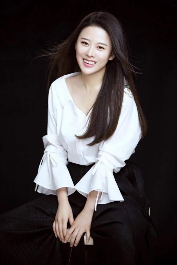 似精灵般的灵动可爱 学院派曹星儿崭露头角