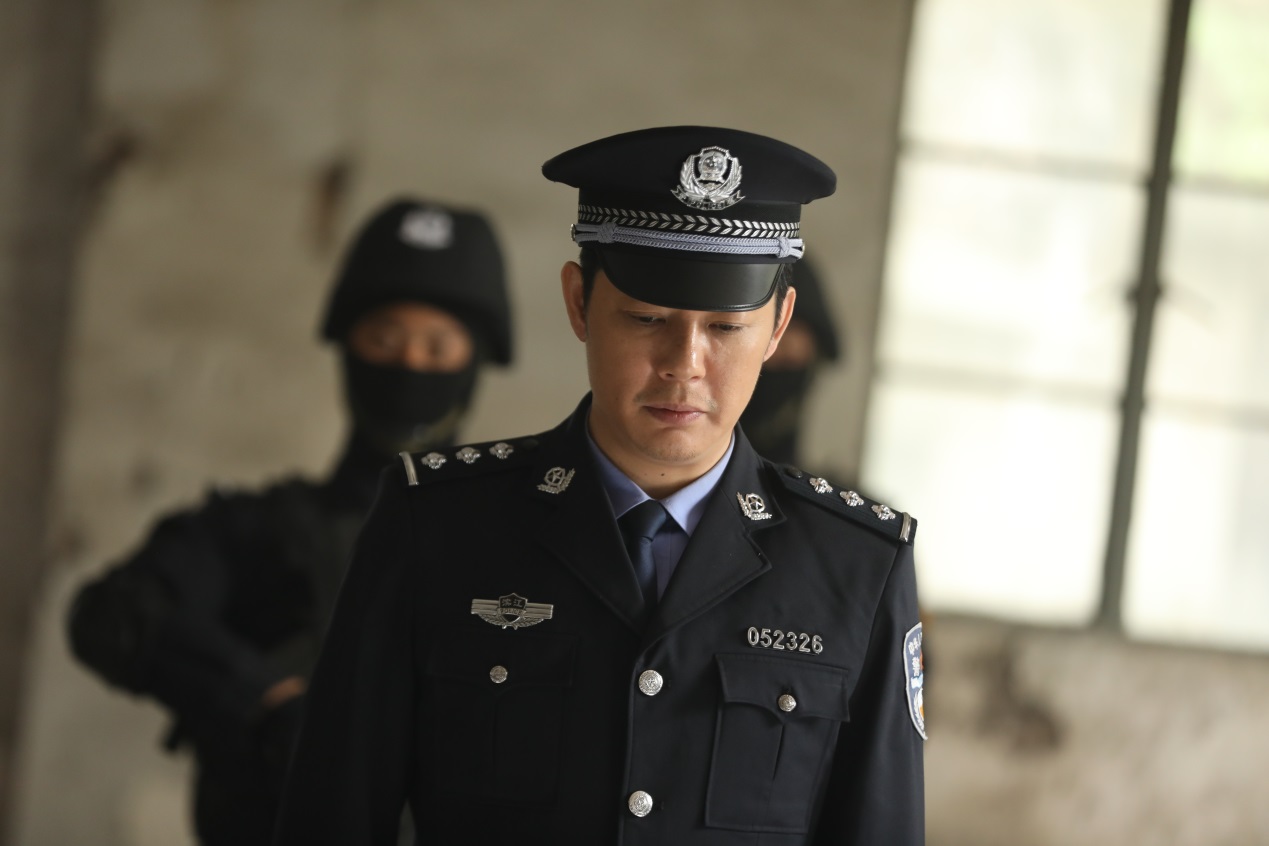 故事中,暗网平台与雇佣军组织相互勾结,制造了一系列离奇又残忍的毒品