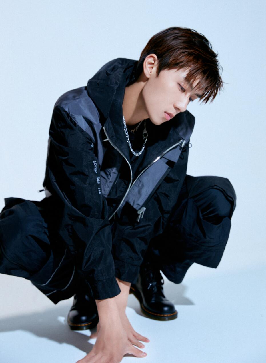 任宥纶写真大片曝光 酷帅不羁 chic感十足