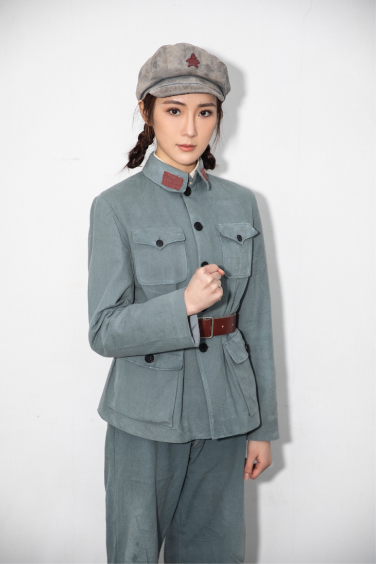 时尚张可盈变身"红色娘子军" 演绎经典一秒落泪感染力太强