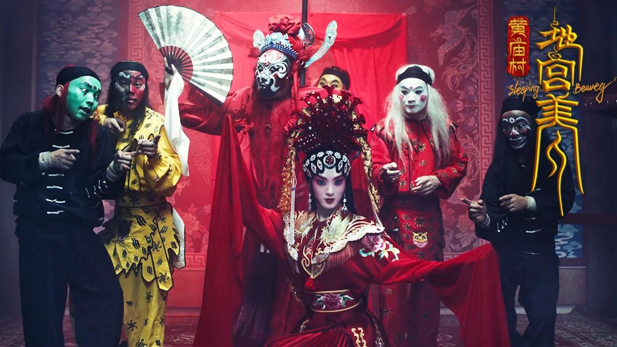 从闭塞小镇上的少女失踪鬼怪传闻深入讲述,不仅牵扯出凄惨戏子与多情