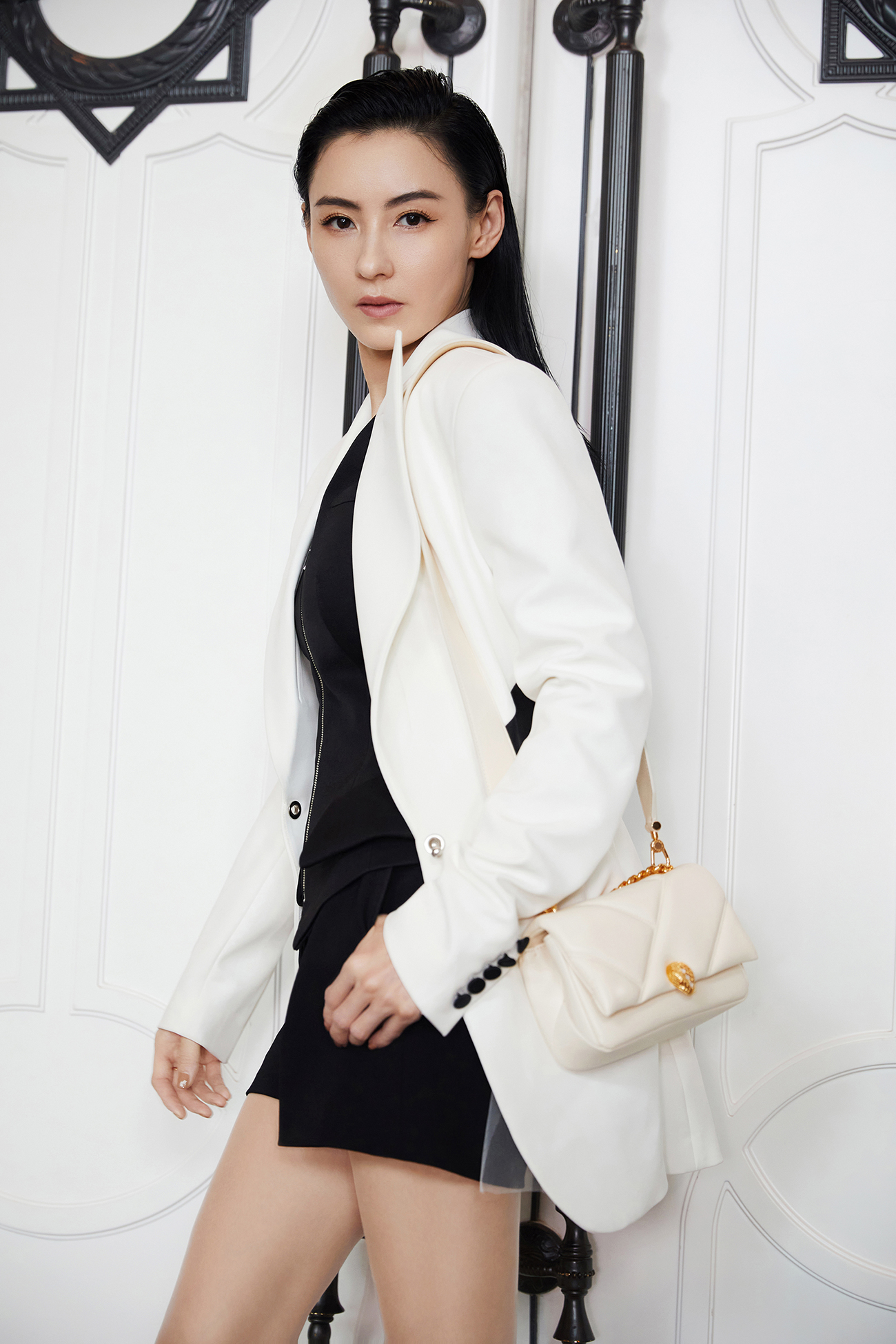 张柏芝上演白色西装杀御姐造型魅力全开