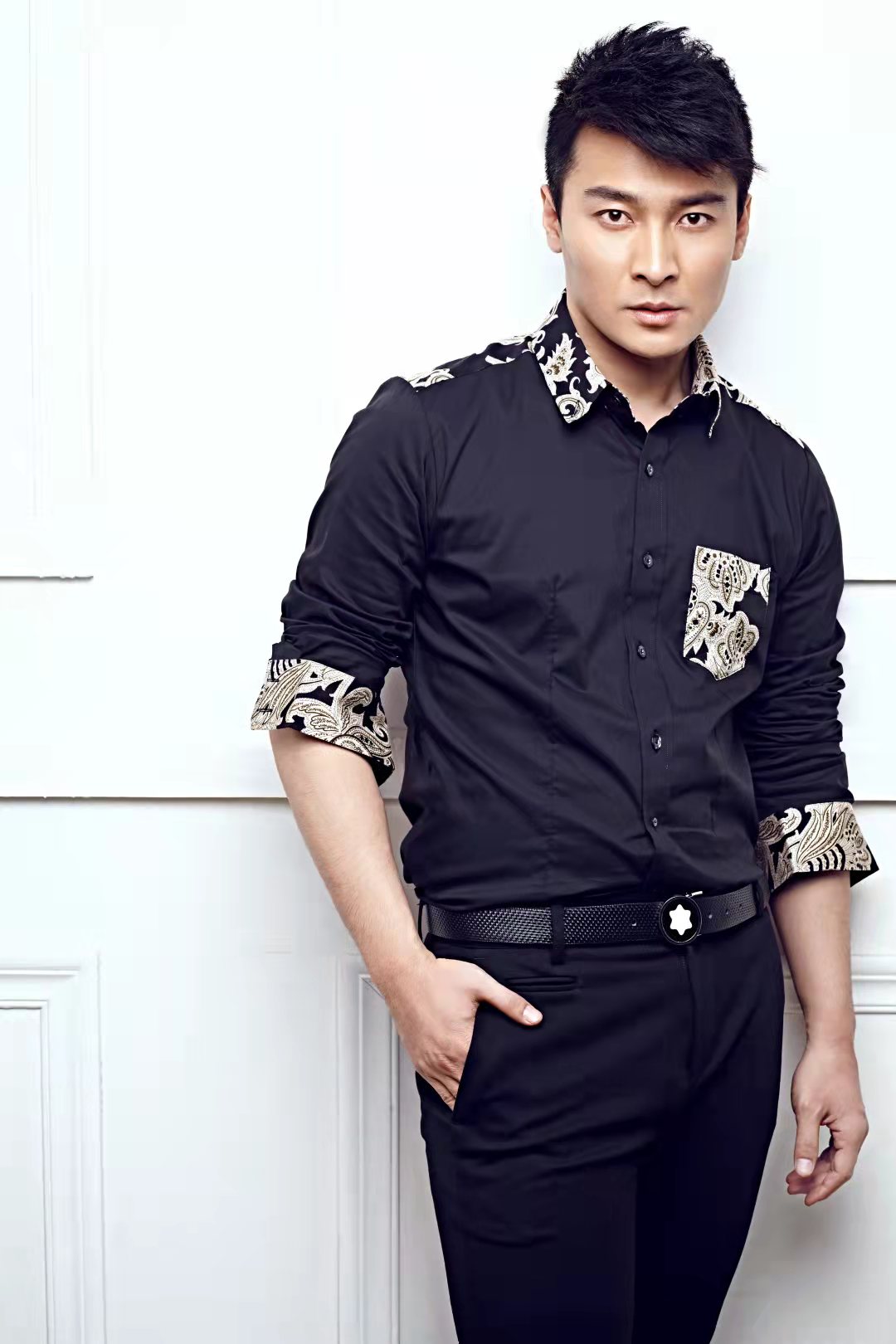 贺刚携两部影片亮相北影节开幕红毯西装短发帅气儒雅