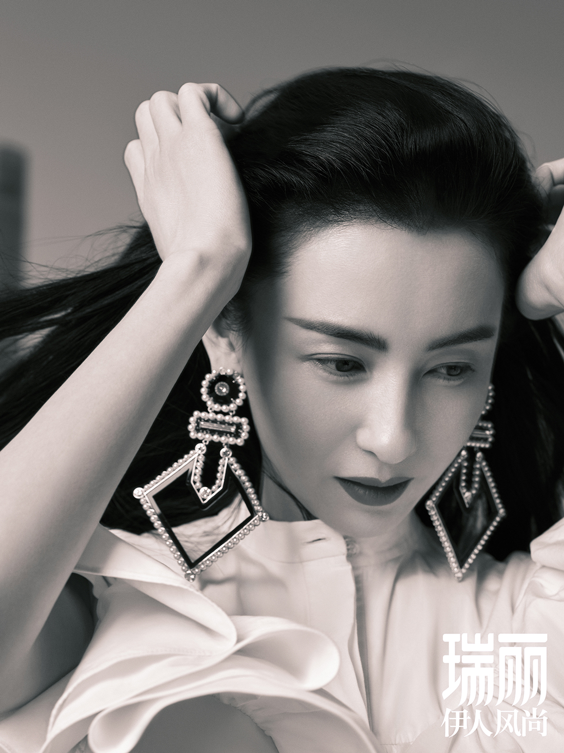 张柏芝《瑞丽伊人风尚》十月刊封面大片 高楼林宇中演绎都市摩登