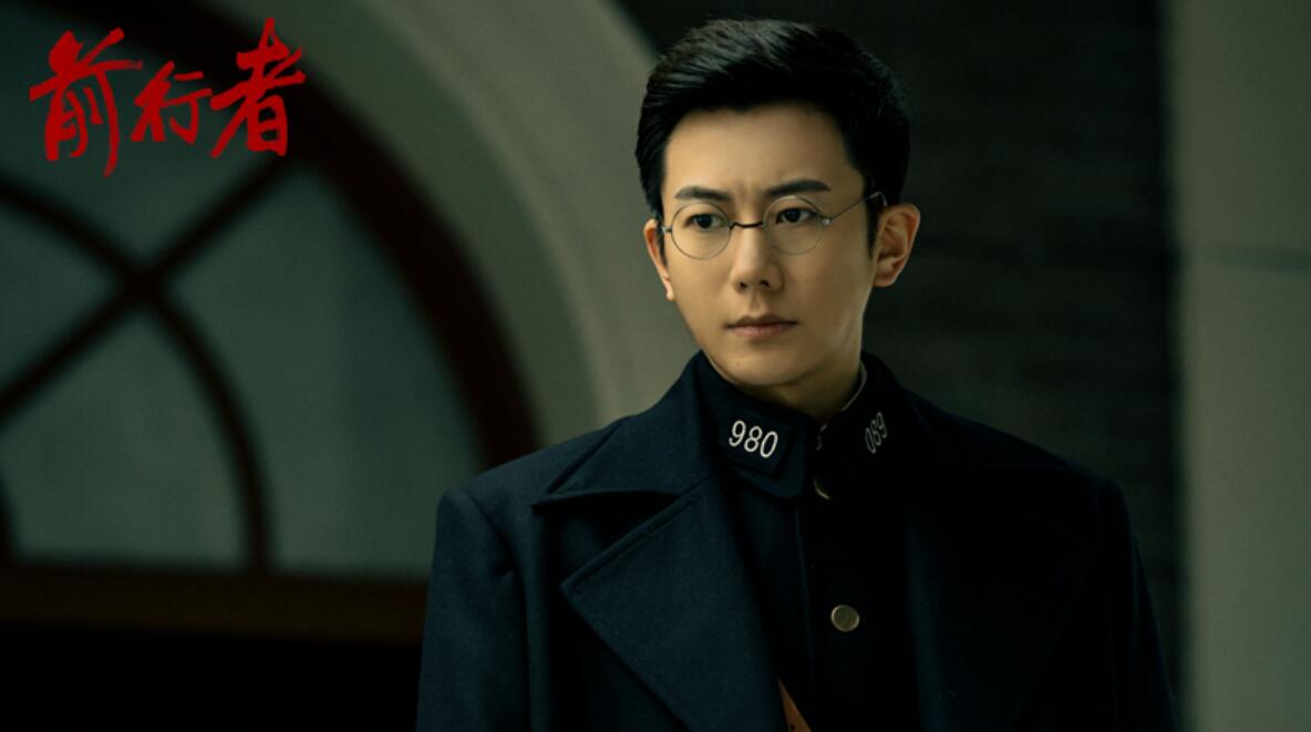 在曝光的剧照中,演员王聪佩戴的复古眼镜,不仅显得成熟稳重,还文质